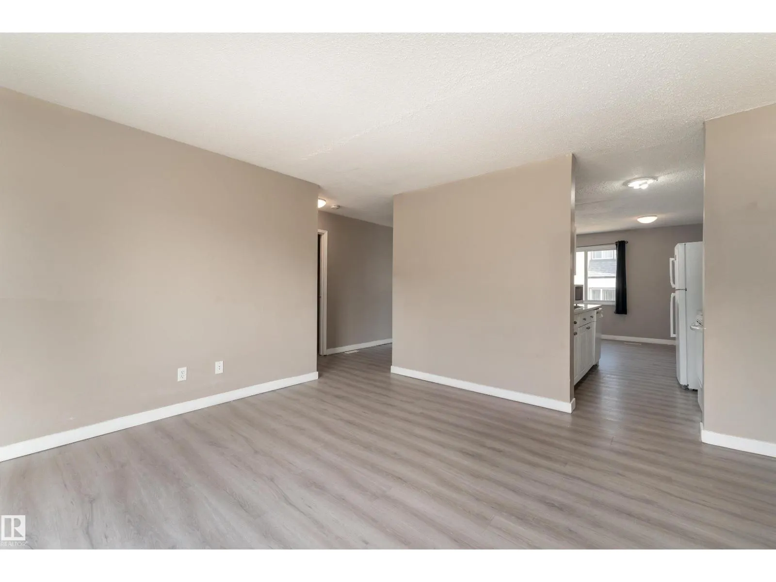 #174 3308 113 AV NW