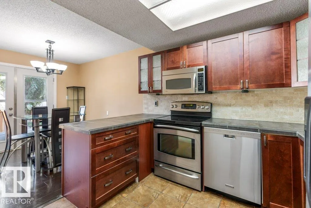216 CHATEAU PL NW