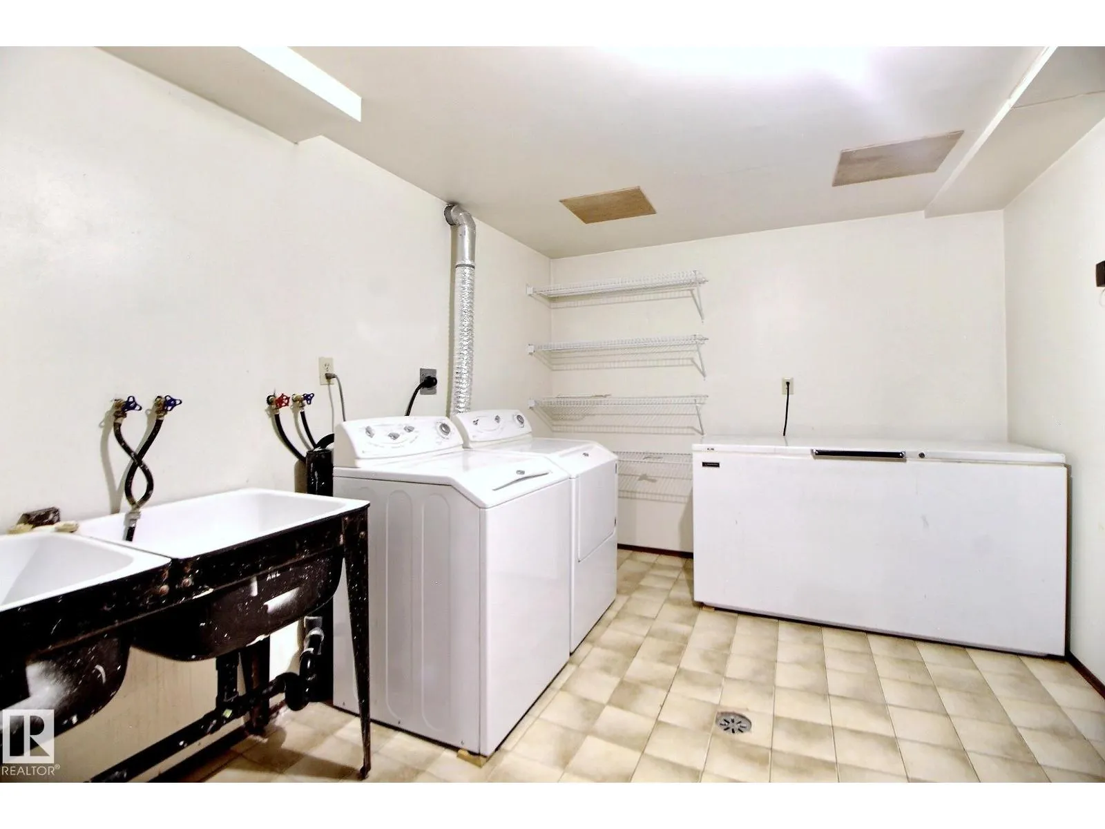 15208 58 ST NW