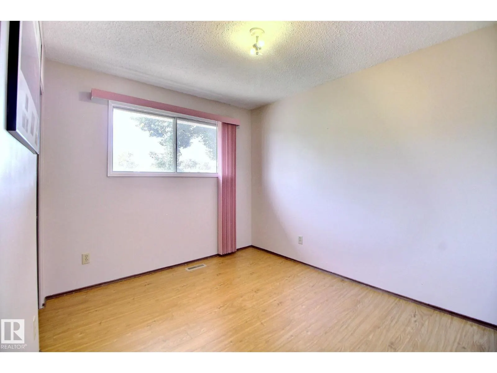 15208 58 ST NW