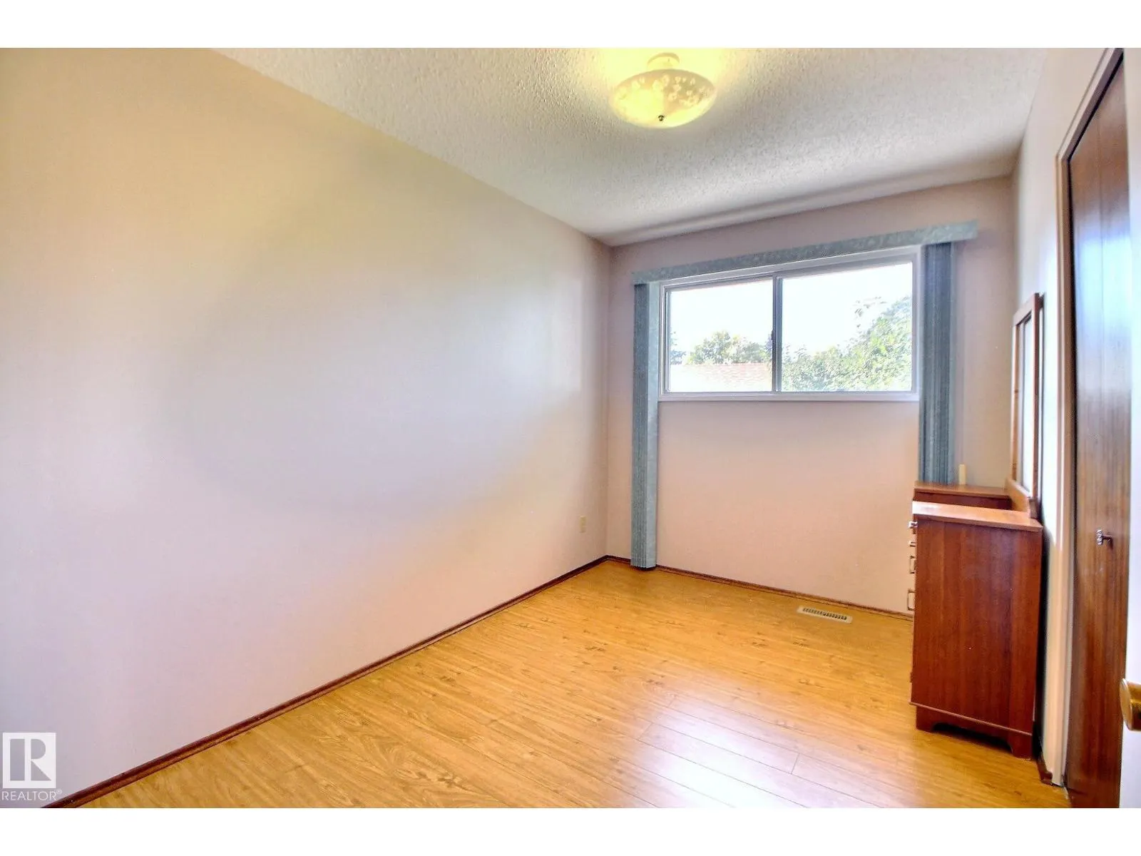 15208 58 ST NW