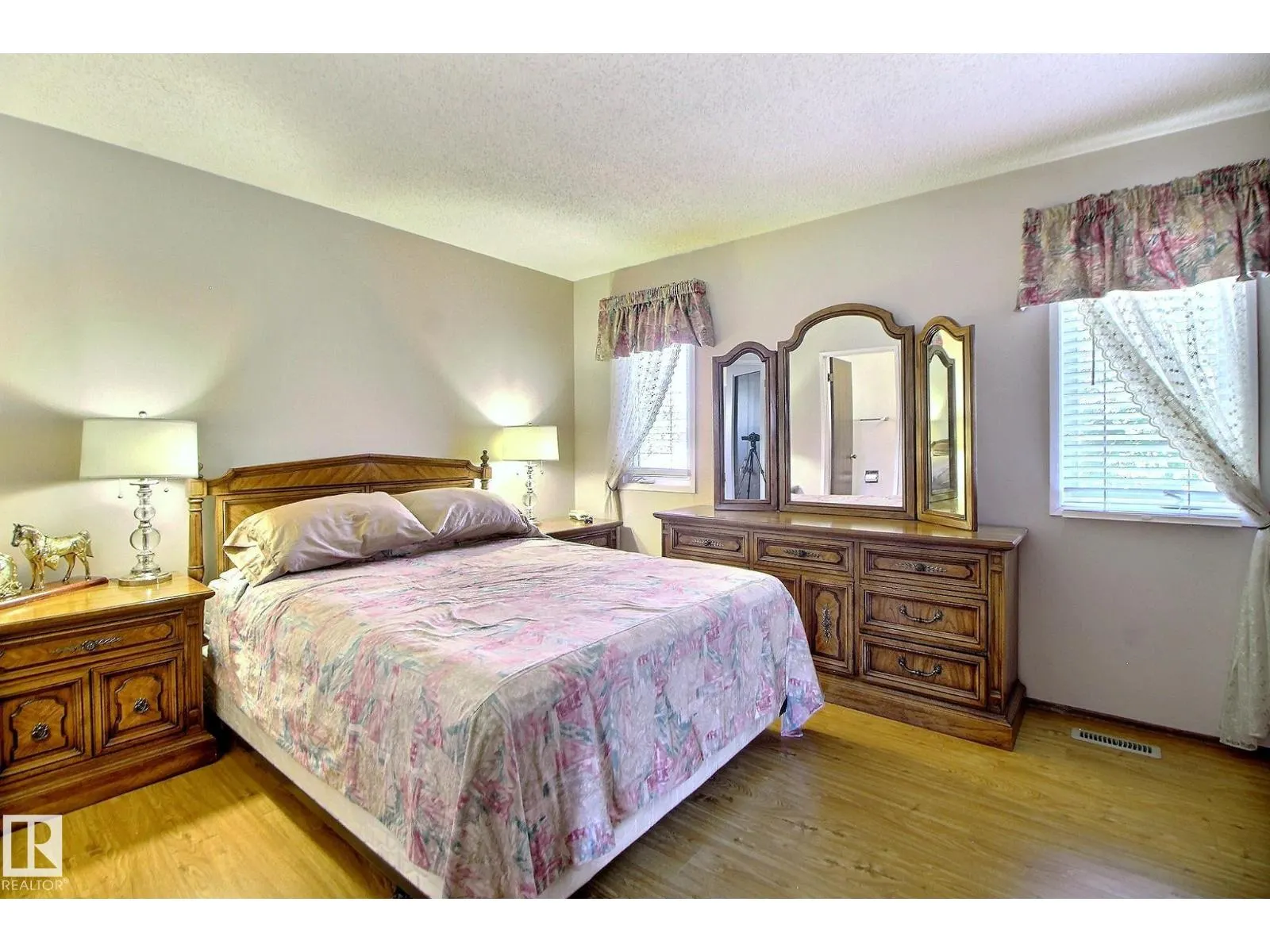 15208 58 ST NW
