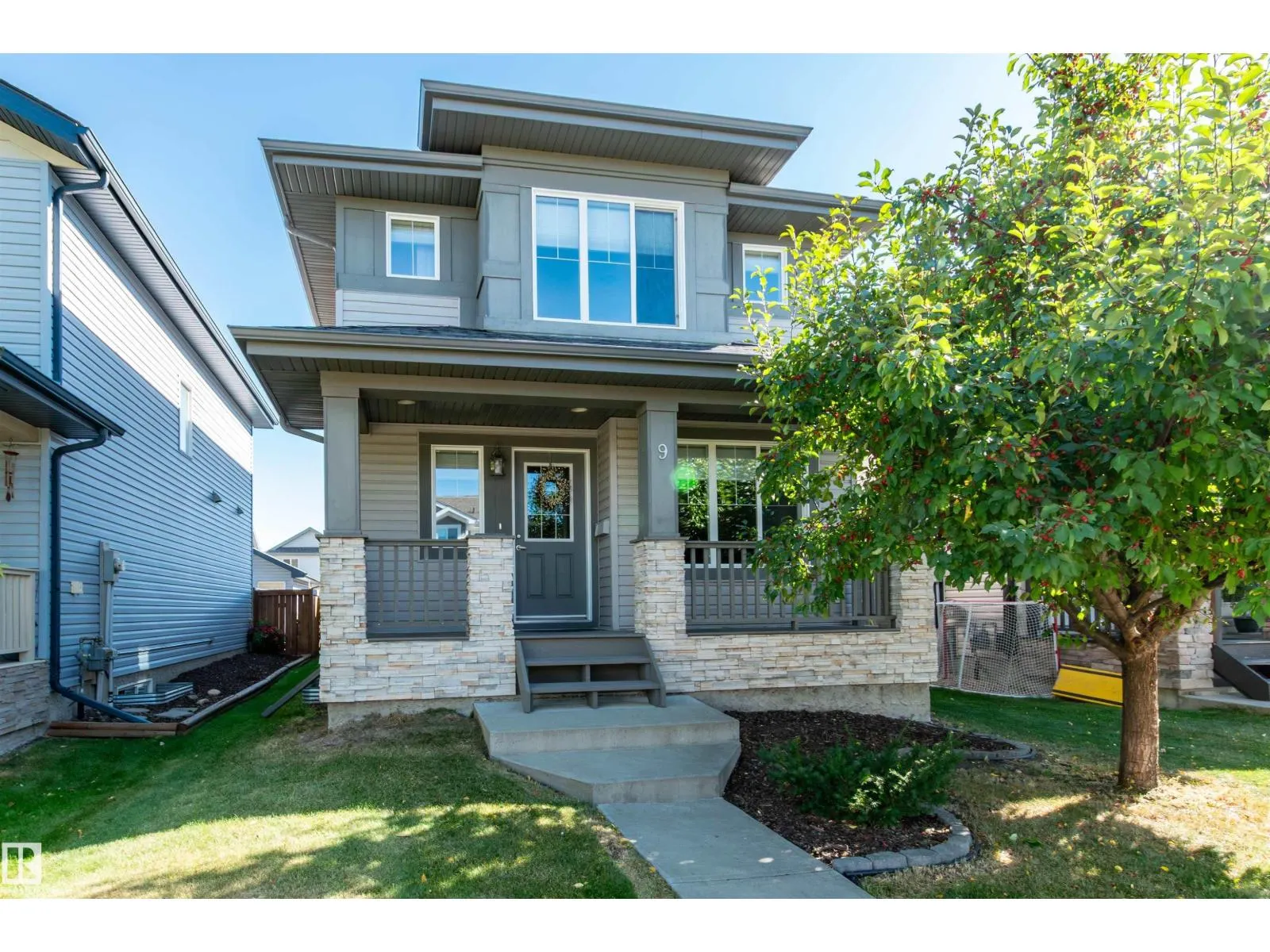 9 DICKENS ST