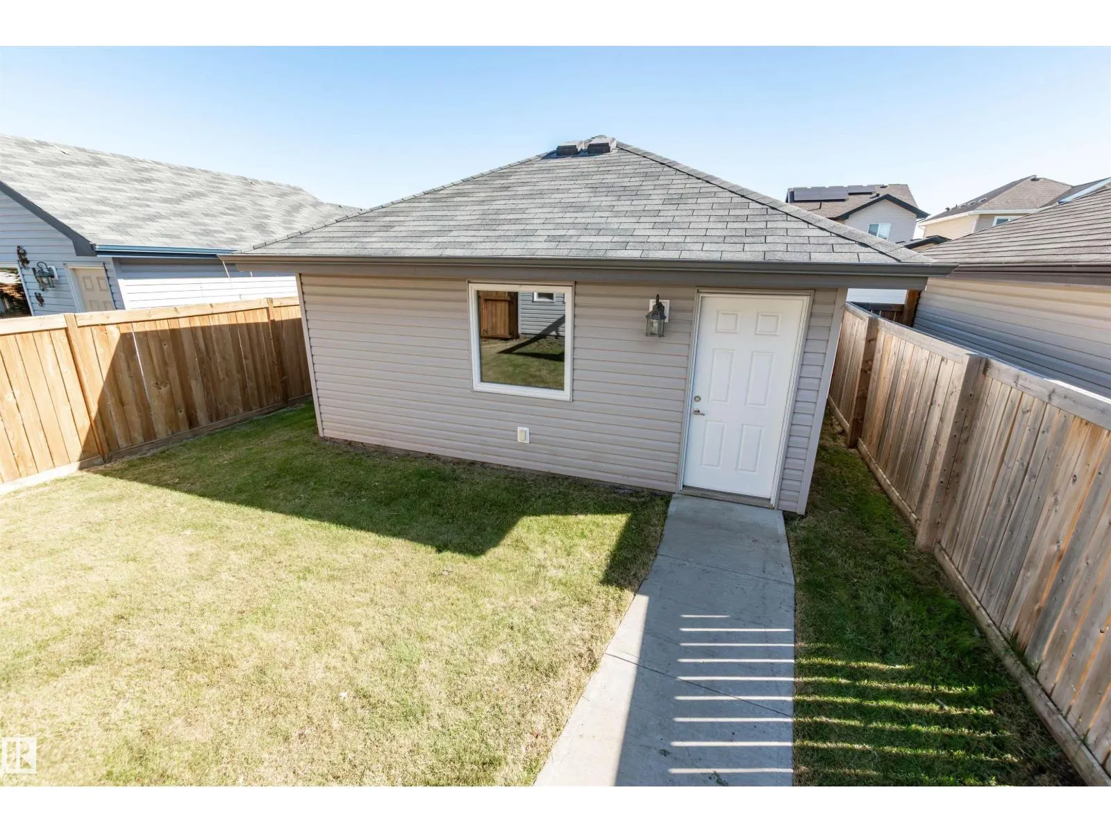 9 DICKENS ST