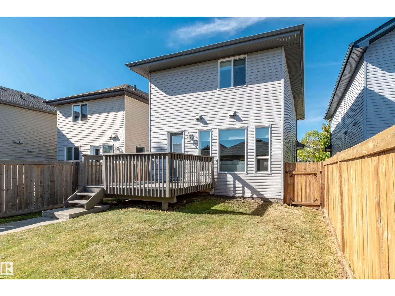 9 DICKENS ST