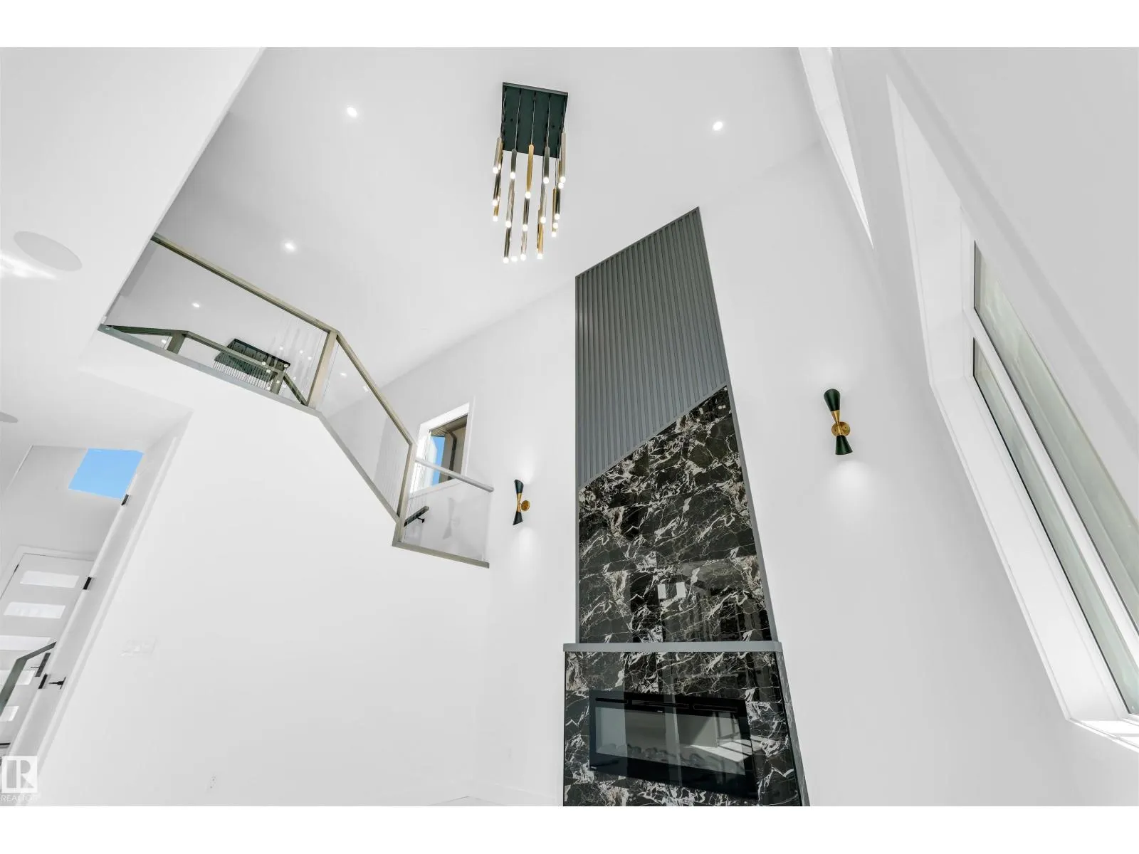 715 165 AV NE