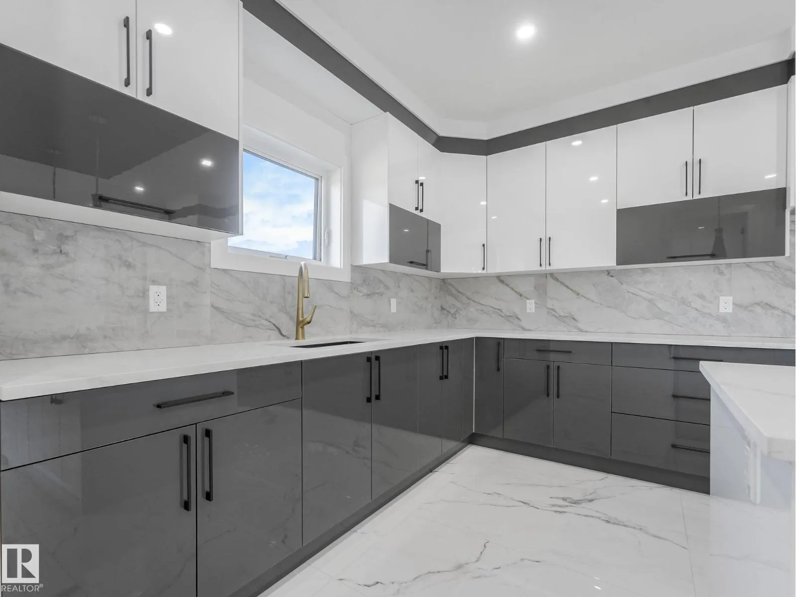 715 165 AV NE