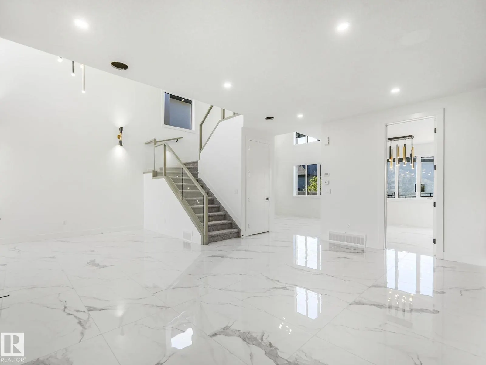 715 165 AV NE