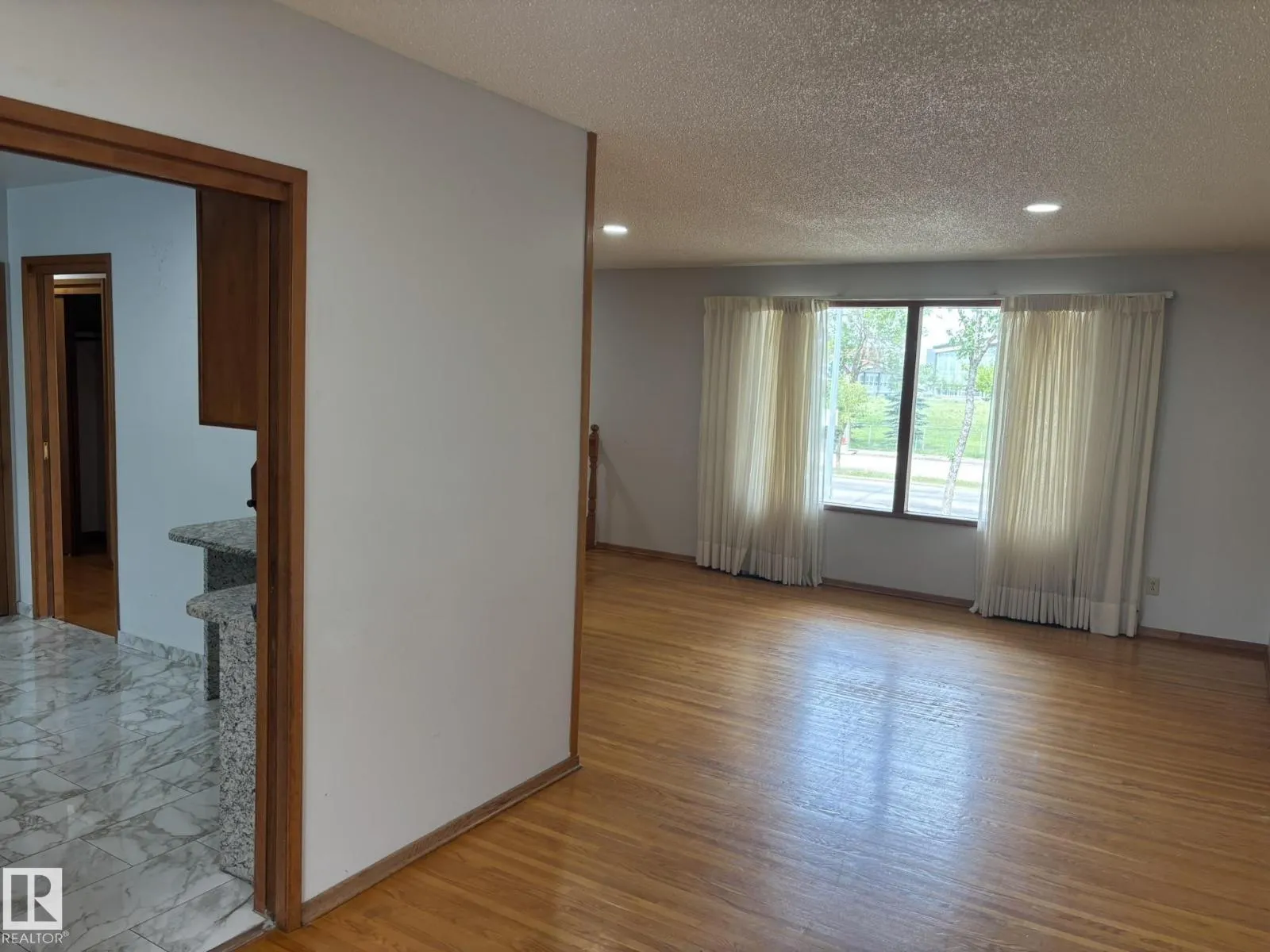 16603 95 AV NW