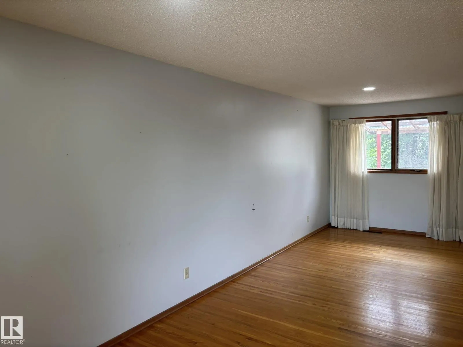 16603 95 AV NW