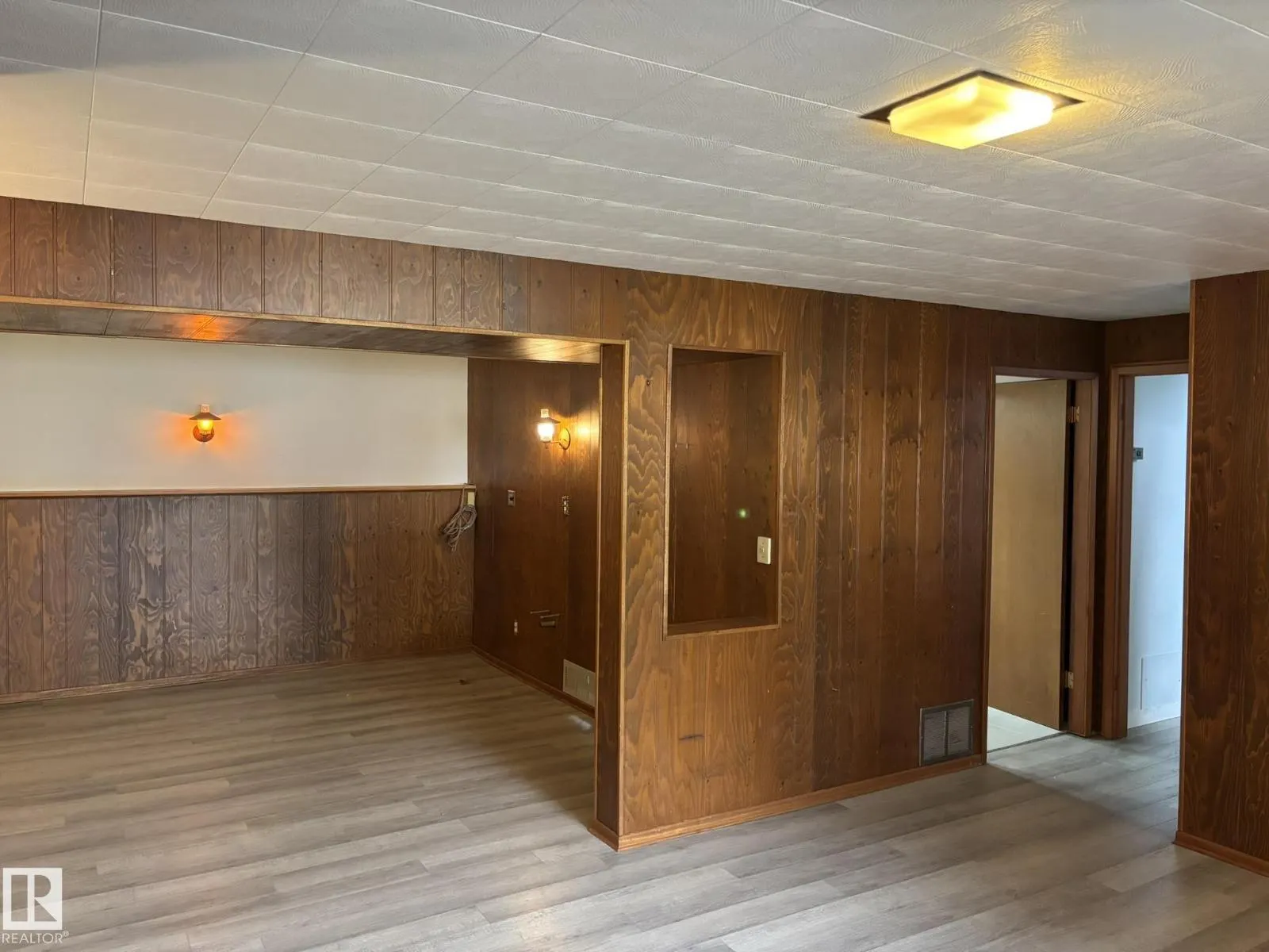 16603 95 AV NW