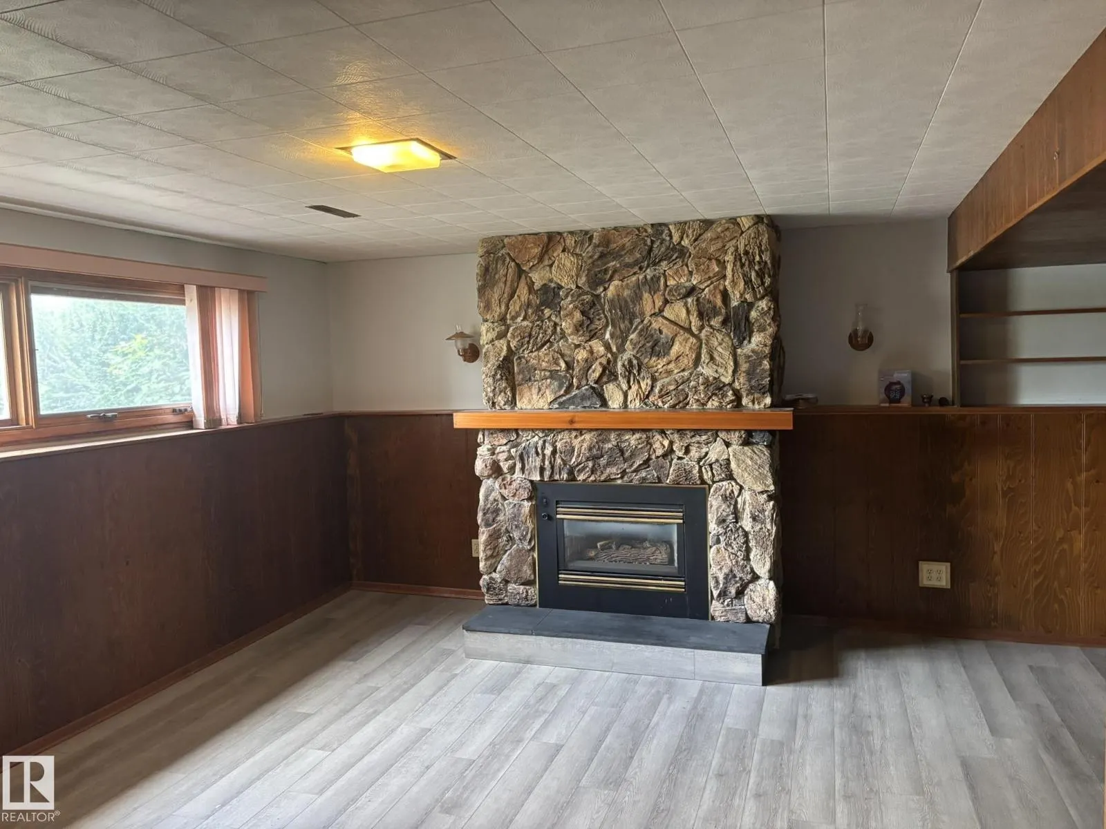 16603 95 AV NW