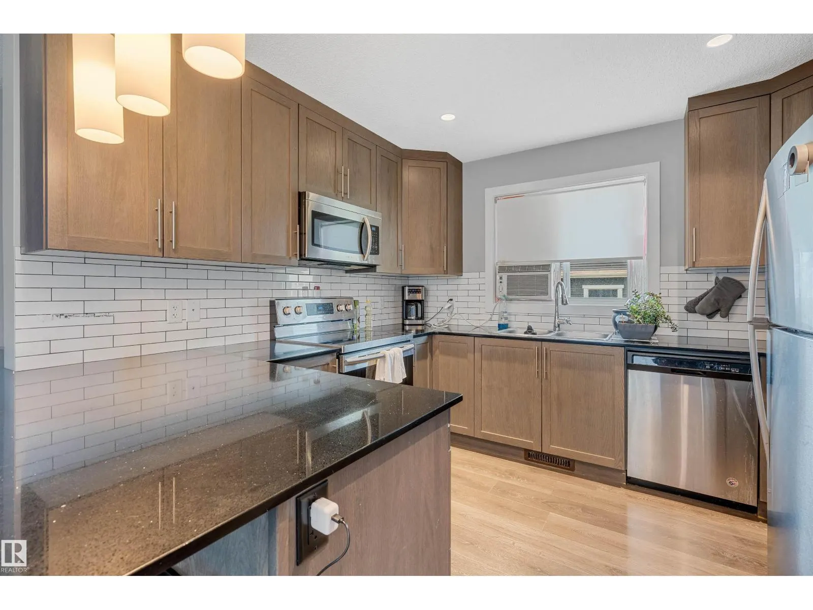 8616 221 ST NW