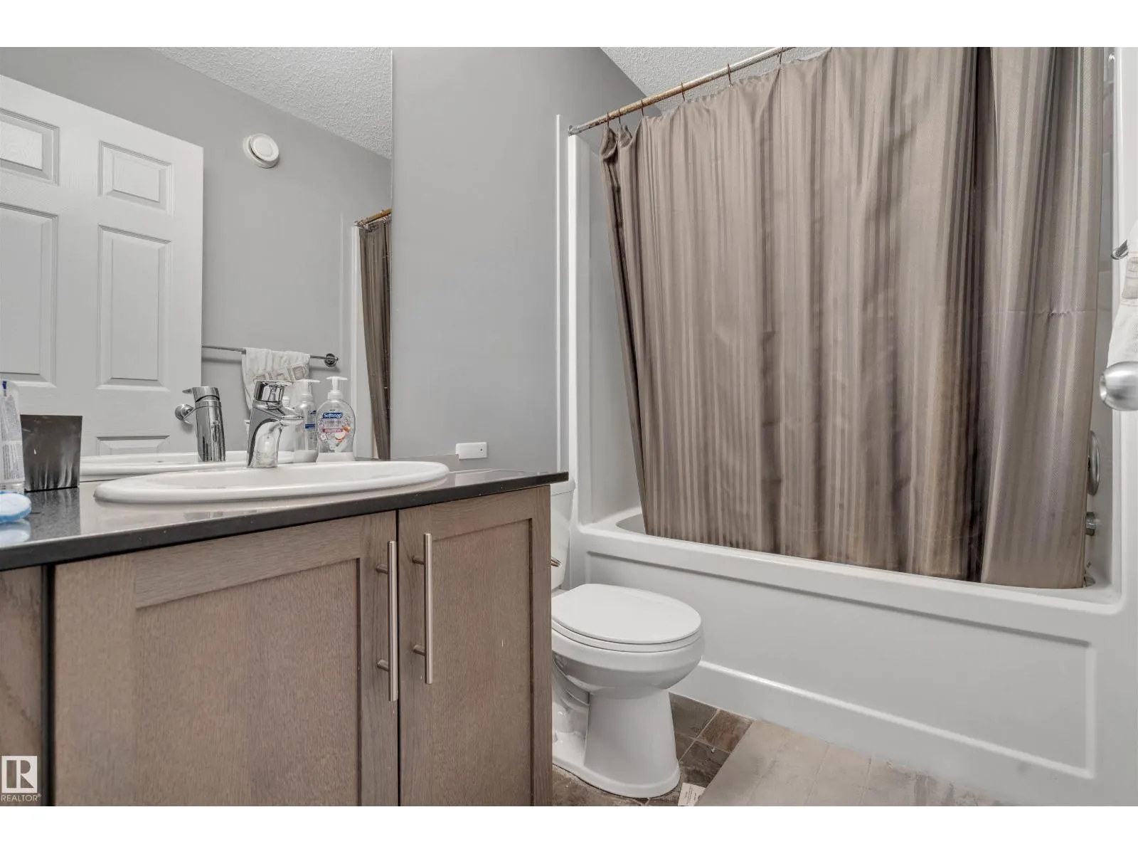 8616 221 ST NW