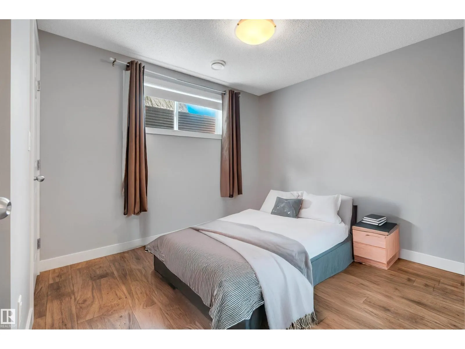 8616 221 ST NW