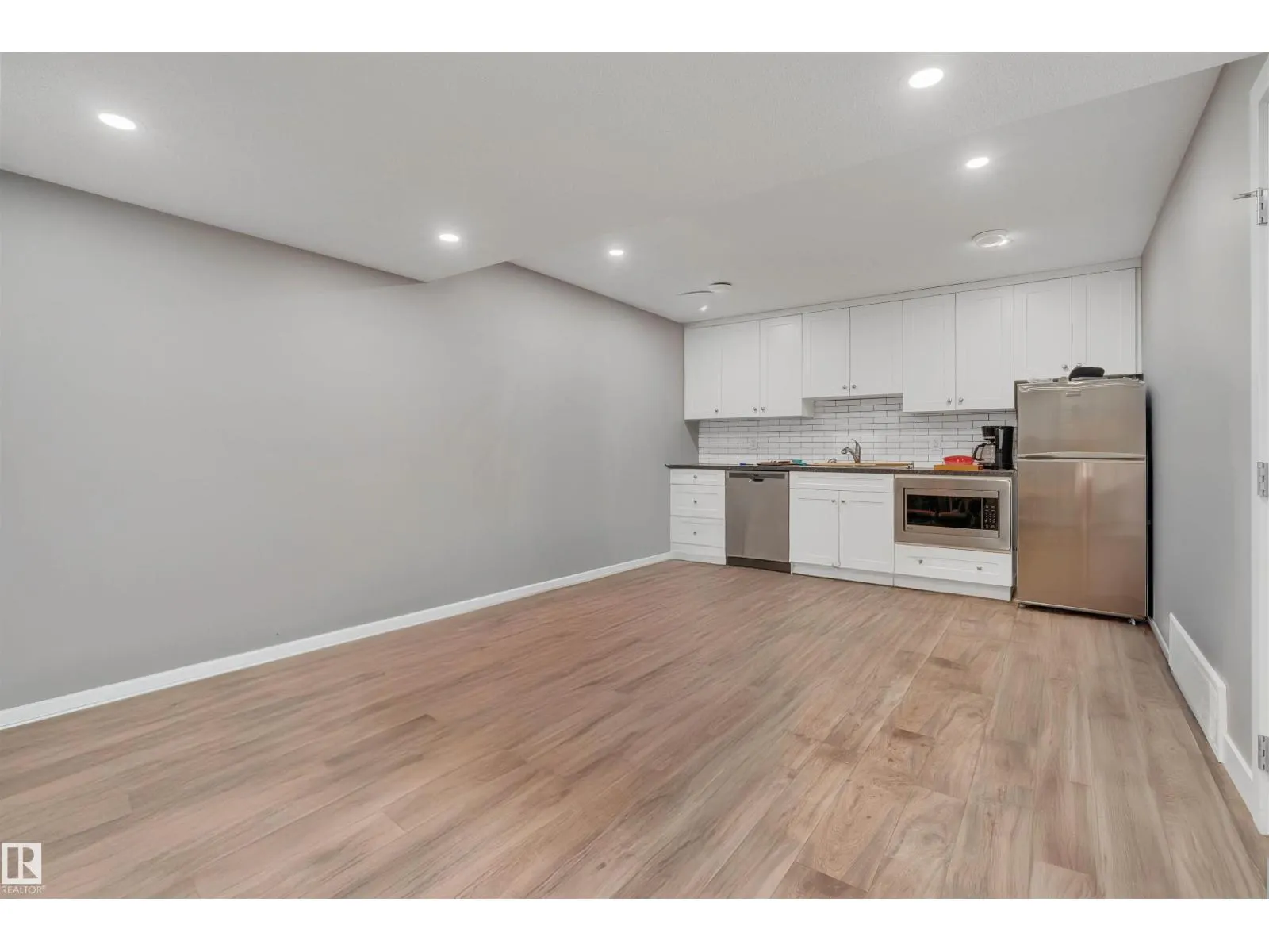 8616 221 ST NW