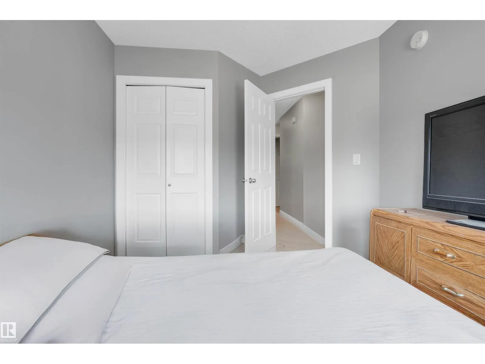 8616 221 ST NW