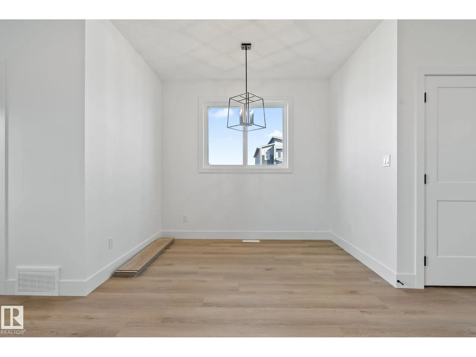 326 32 AV NW