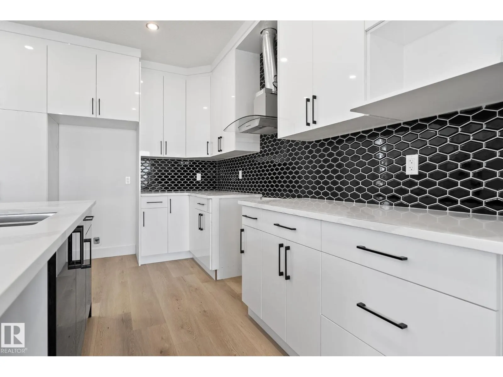 326 32 AV NW