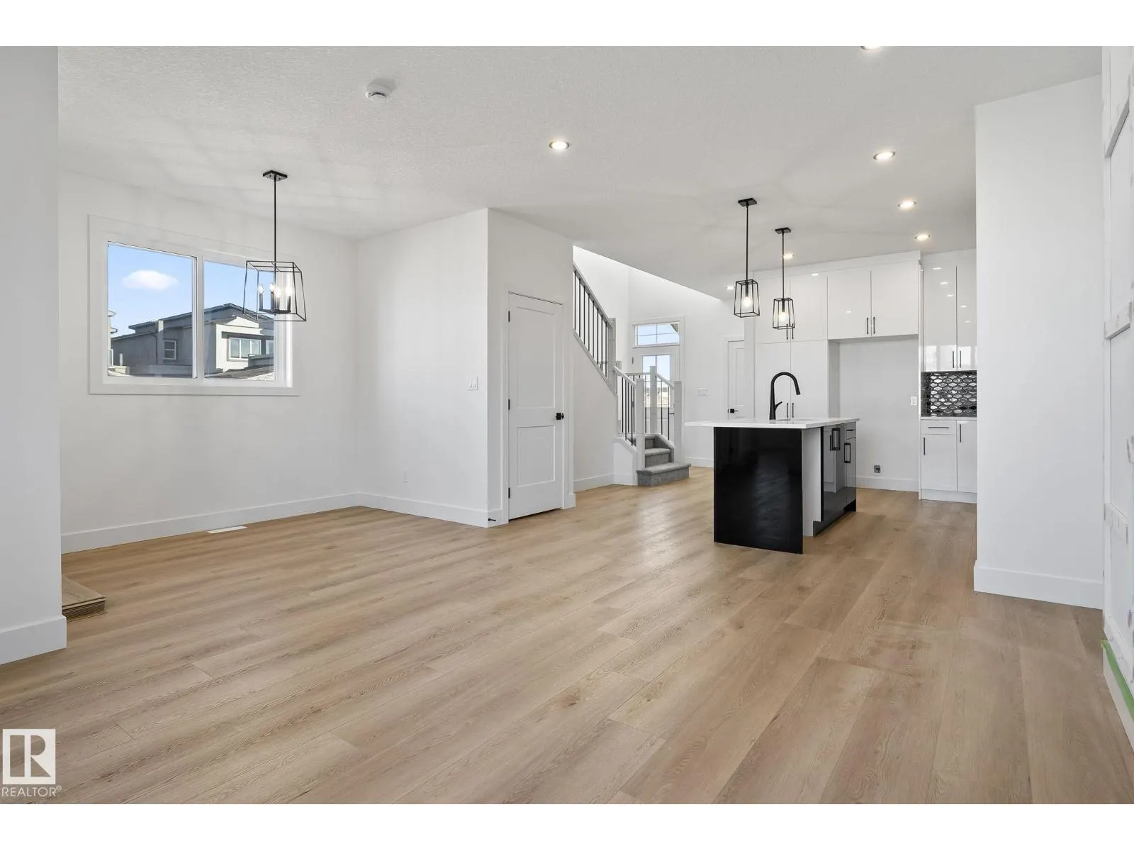 326 32 AV NW