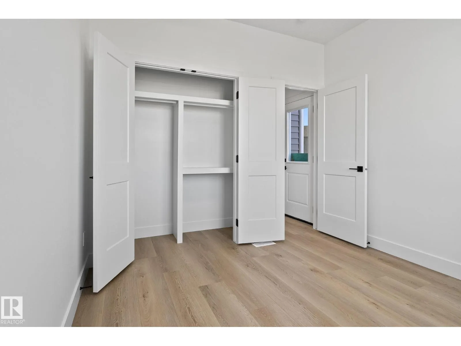 326 32 AV NW