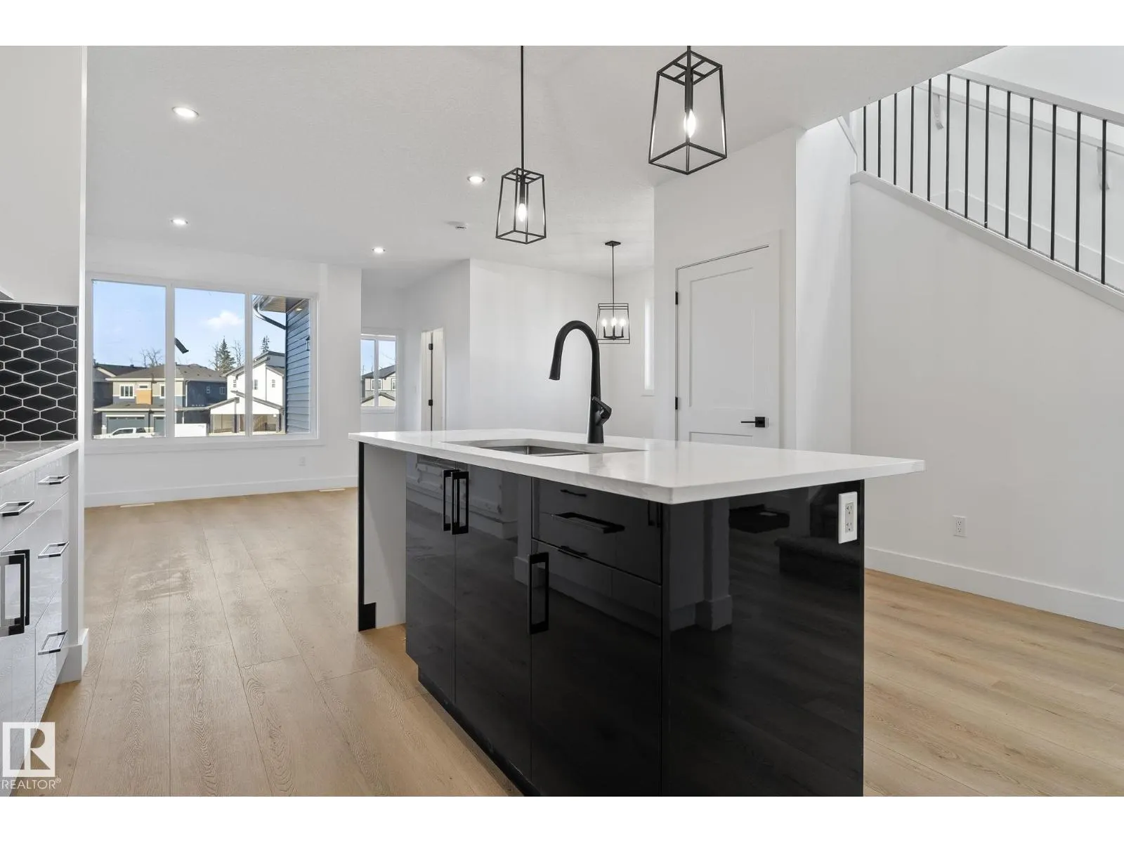 326 32 AV NW