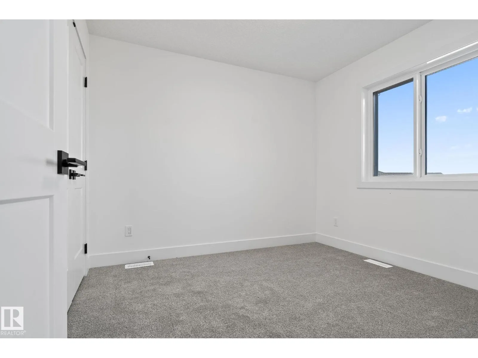 326 32 AV NW