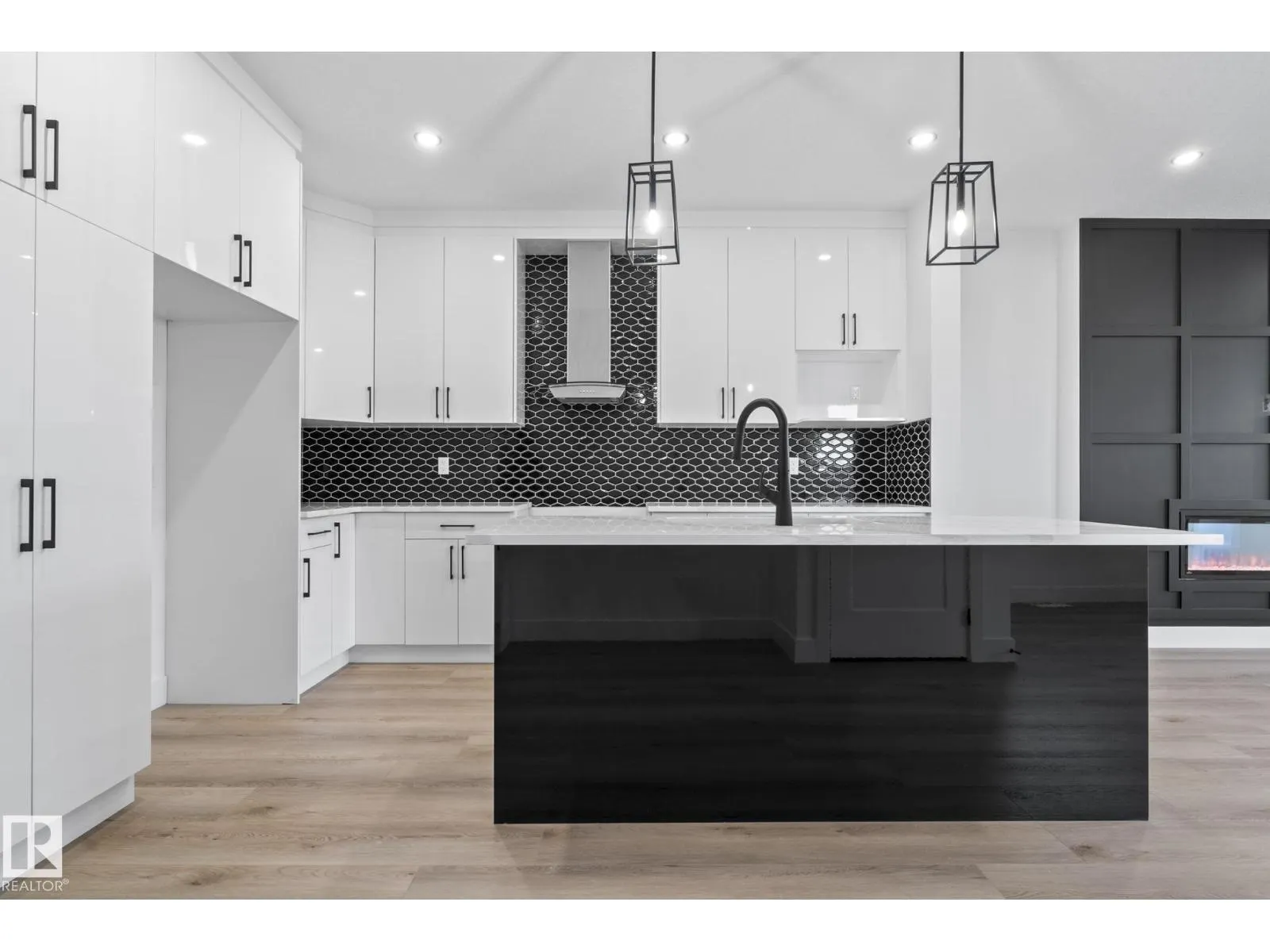 326 32 AV NW