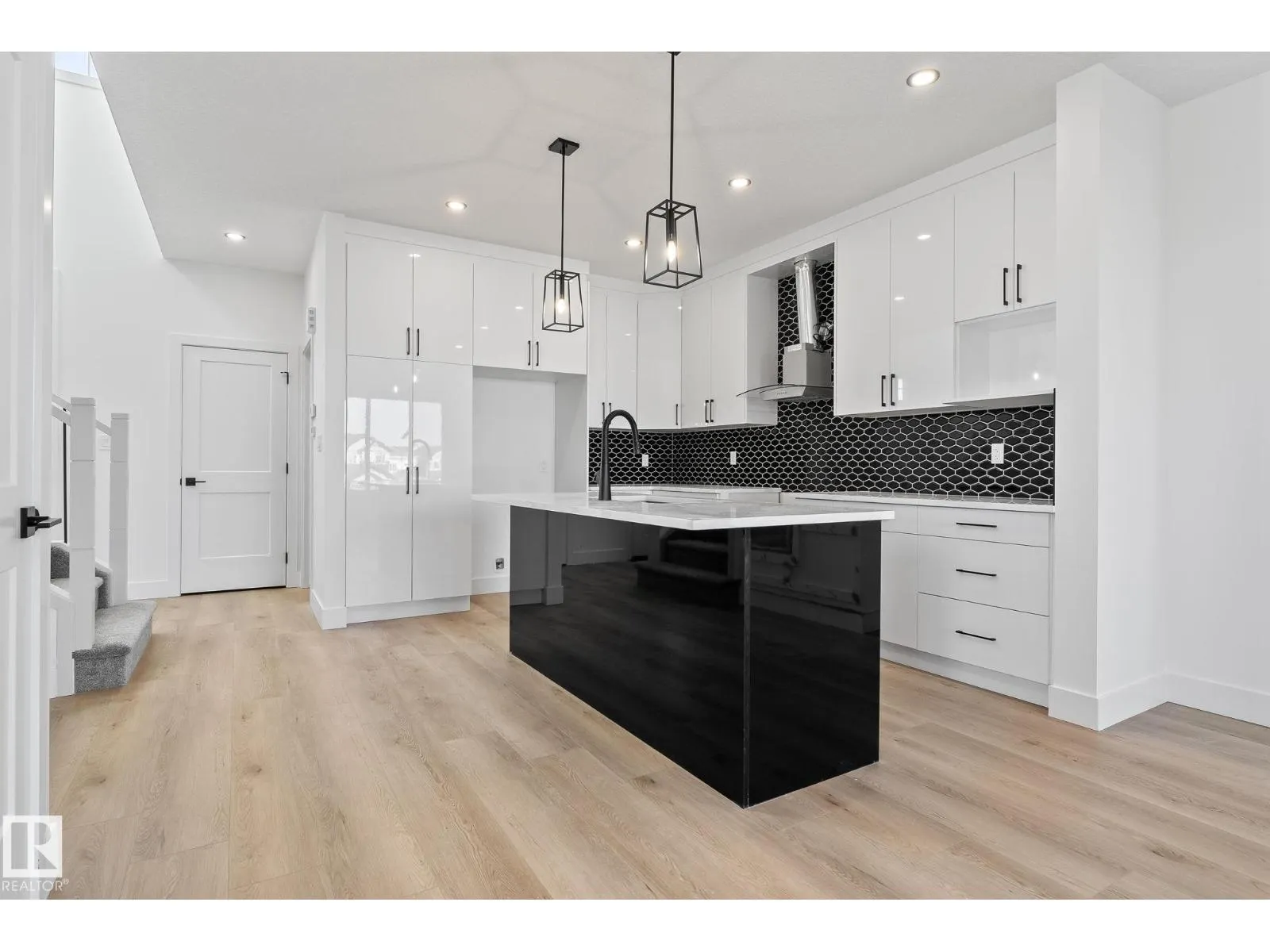 326 32 AV NW