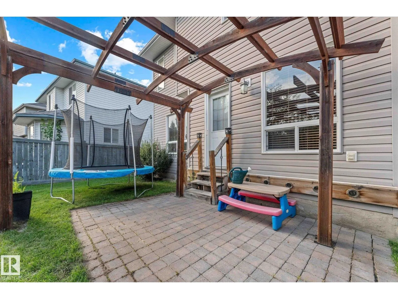 121 CASTLE DR NW