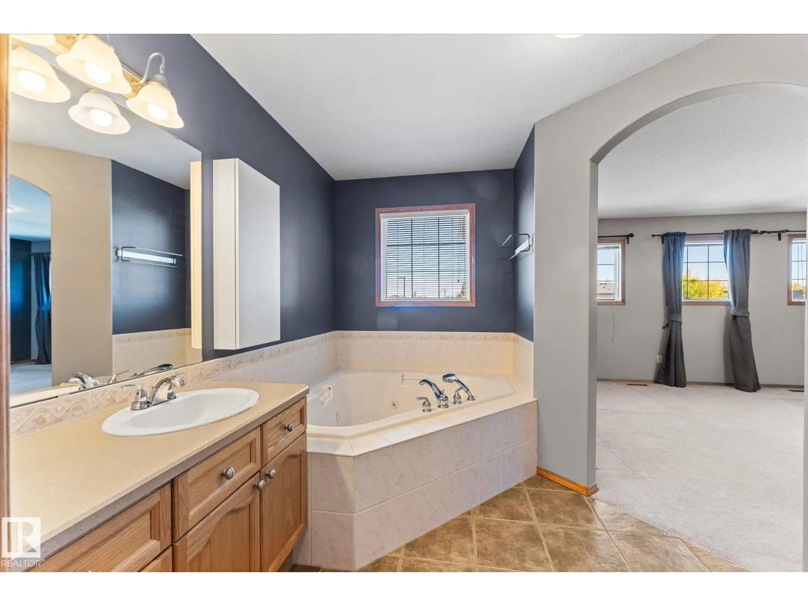 121 CASTLE DR NW
