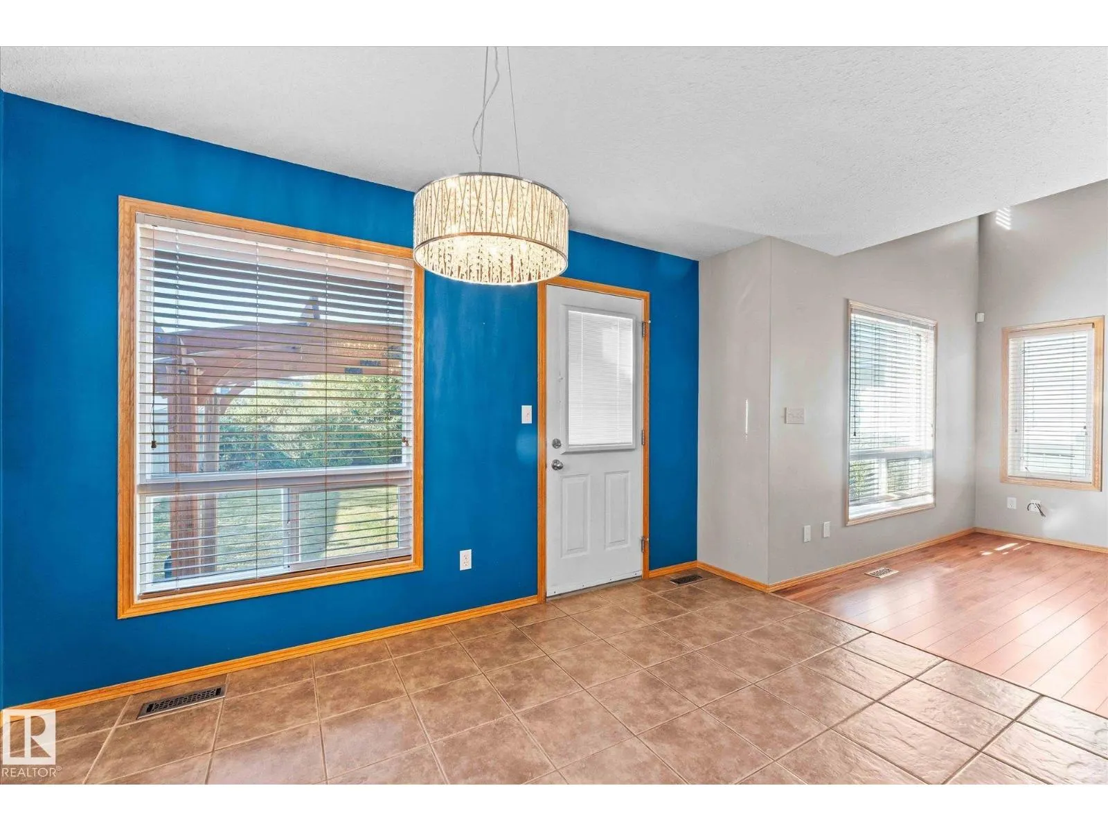 121 CASTLE DR NW