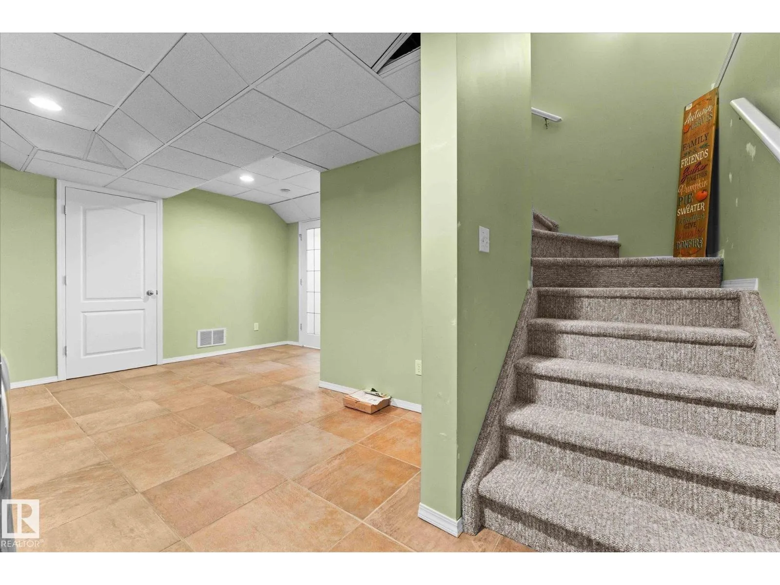 121 CASTLE DR NW