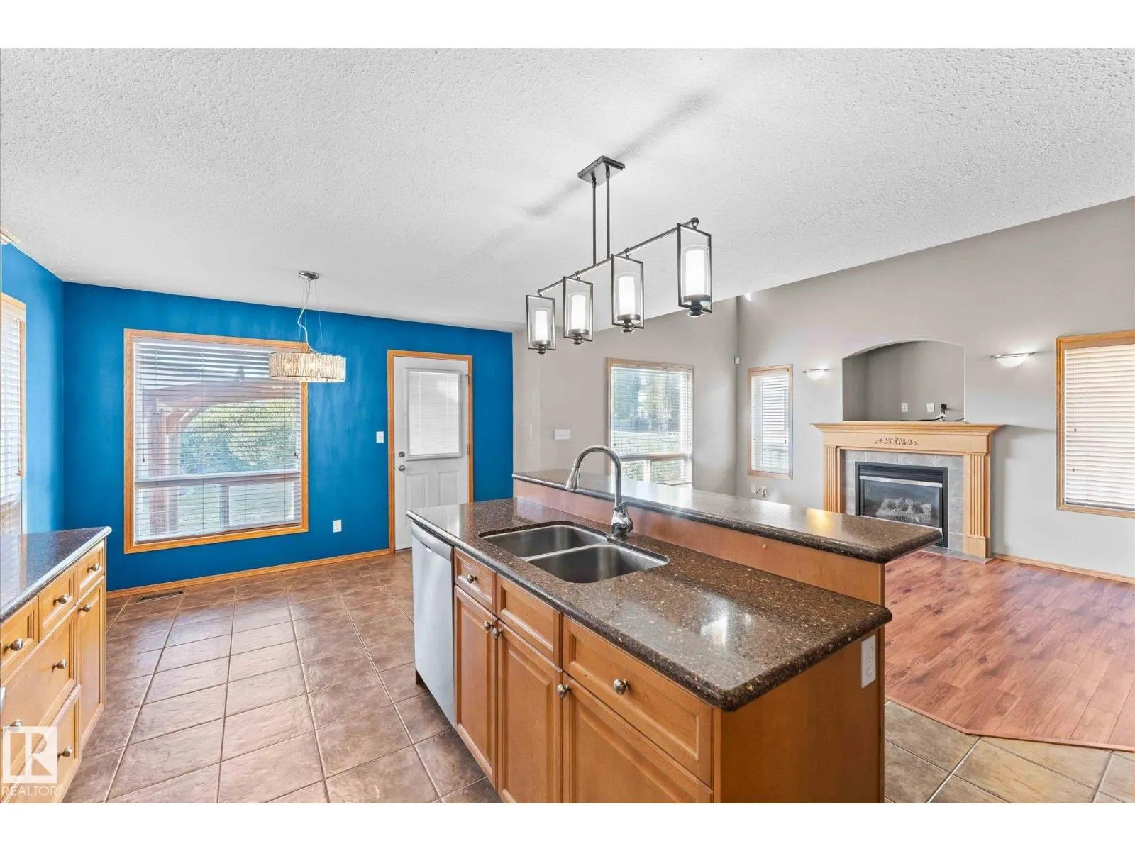 121 CASTLE DR NW