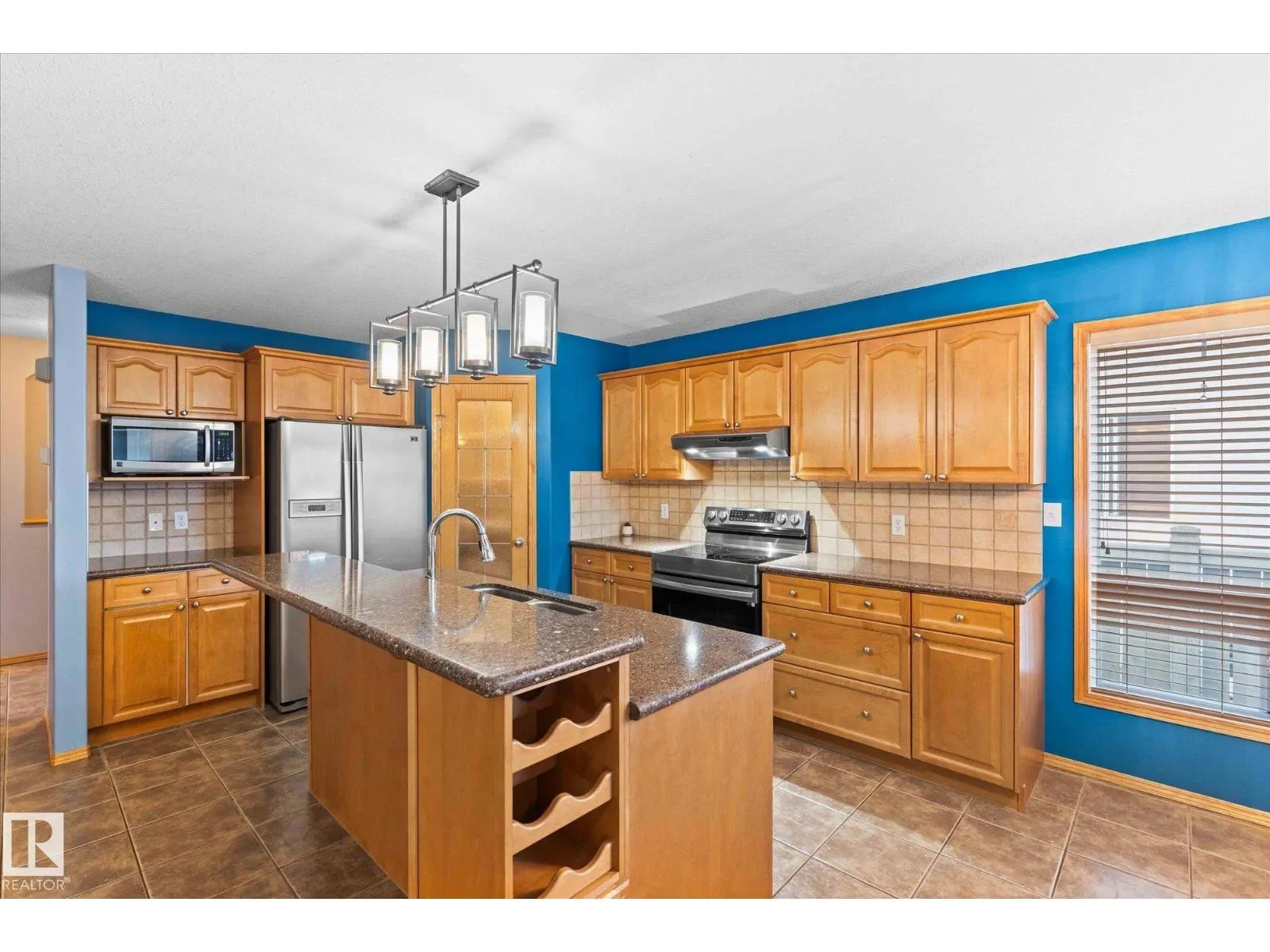 121 CASTLE DR NW