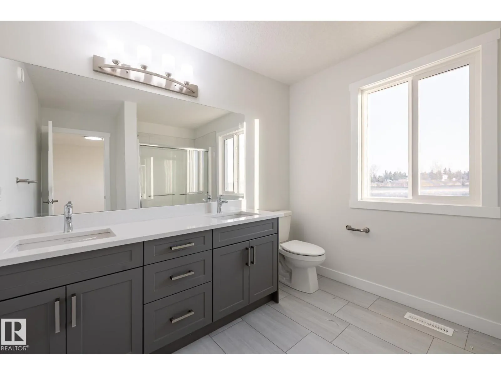 2643 5 AV SW