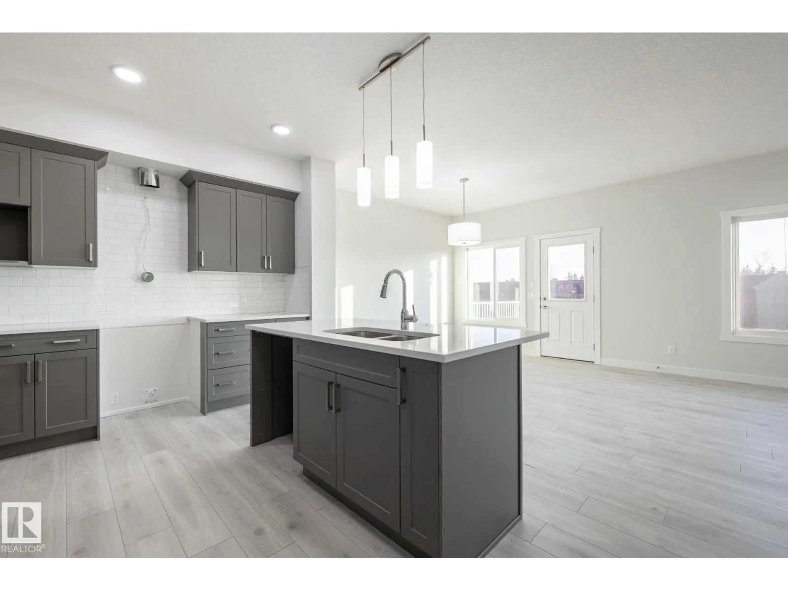 2643 5 AV SW