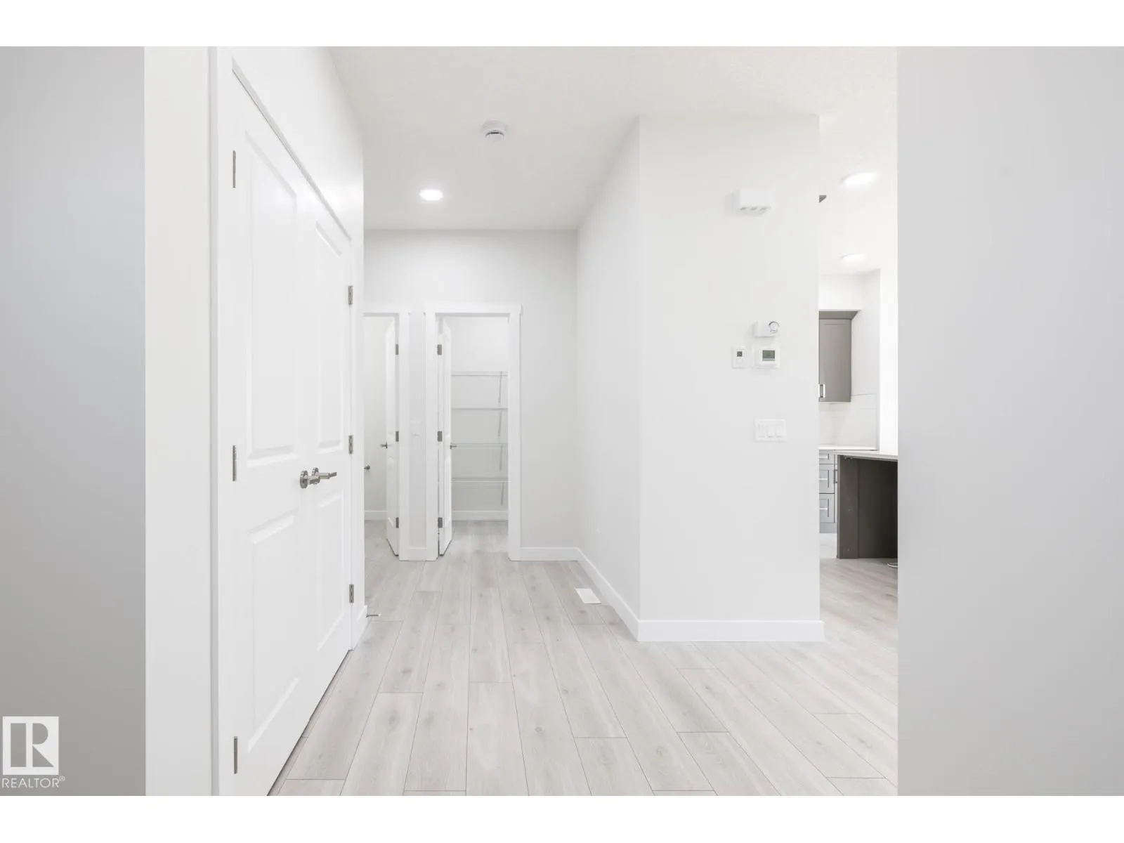 2643 5 AV SW