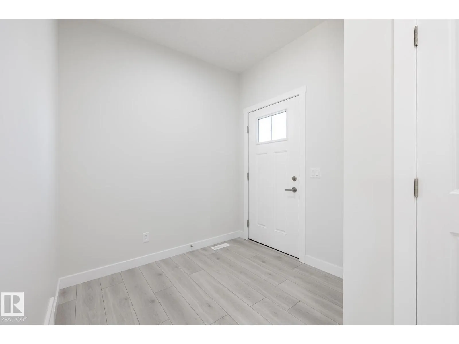 2643 5 AV SW