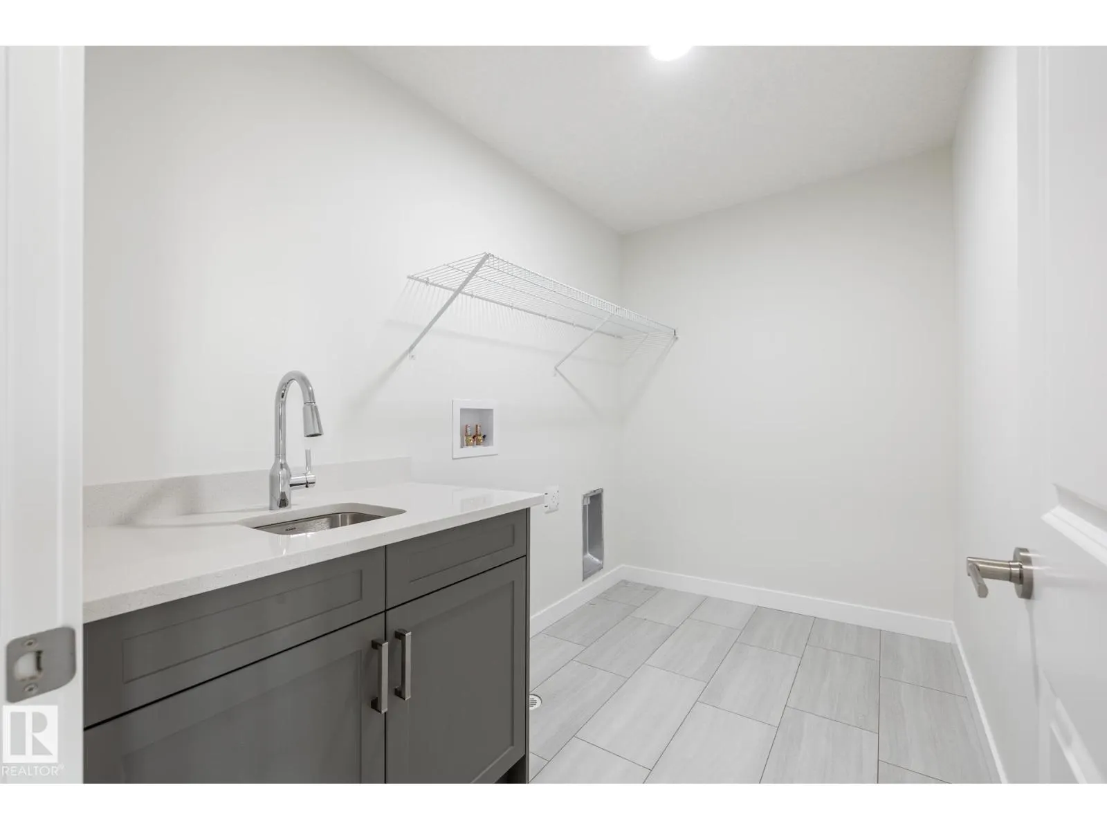 2643 5 AV SW