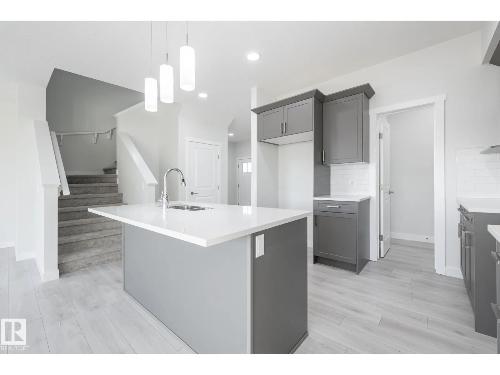 2643 5 AV SW