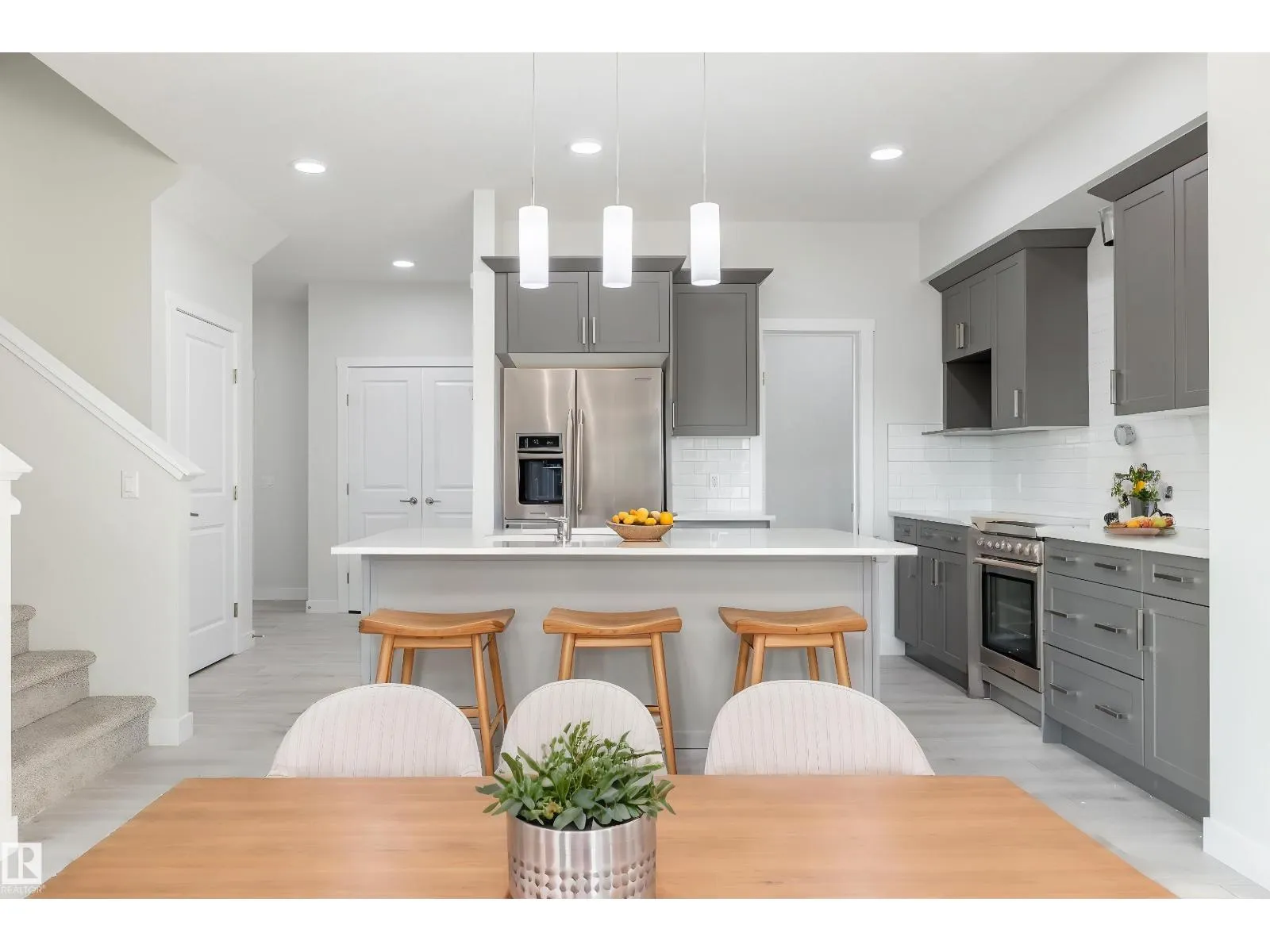 2643 5 AV SW