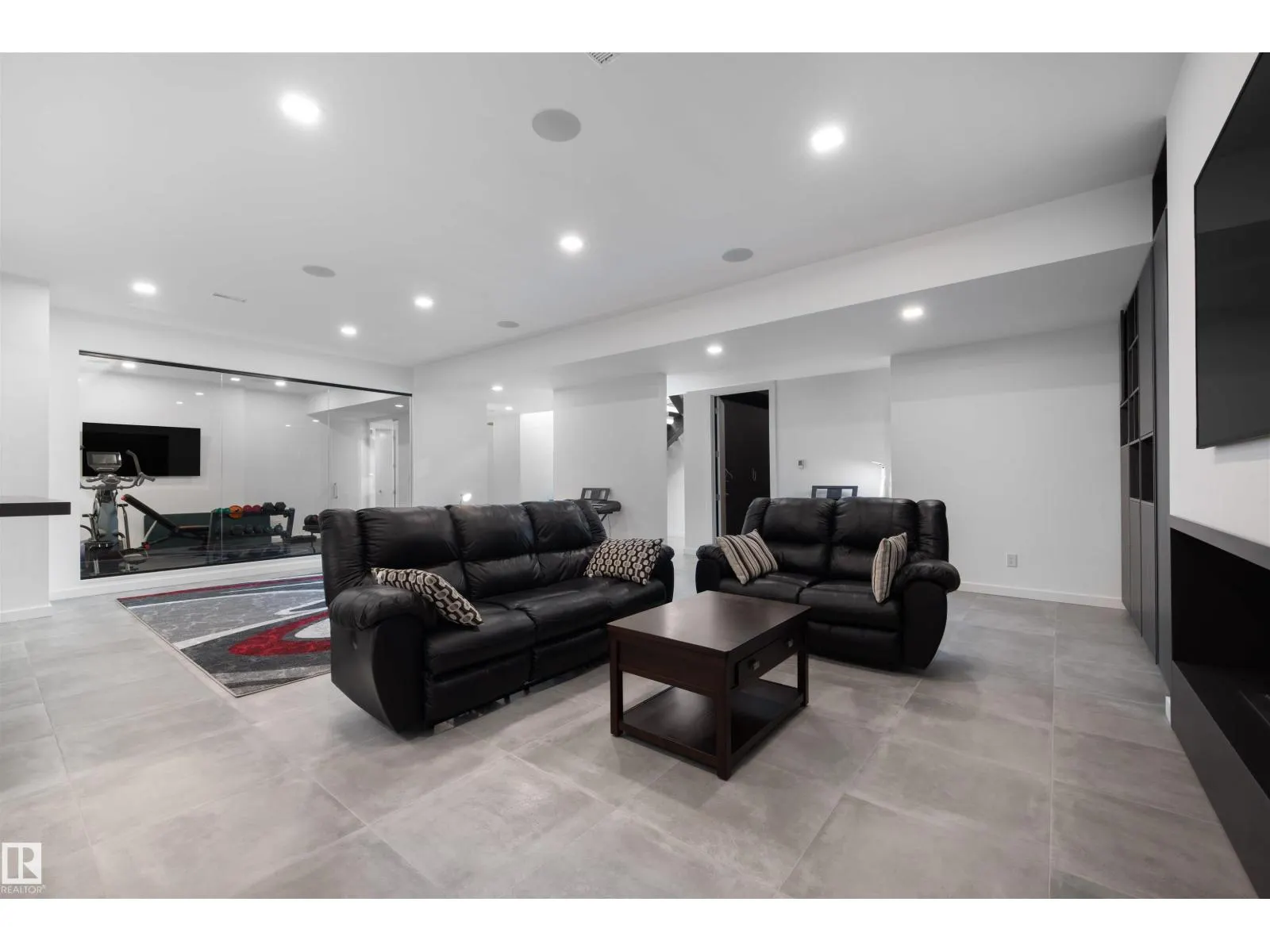 17 WINDERMERE DR SW