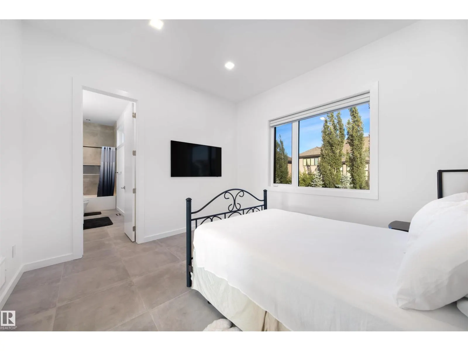 17 WINDERMERE DR SW