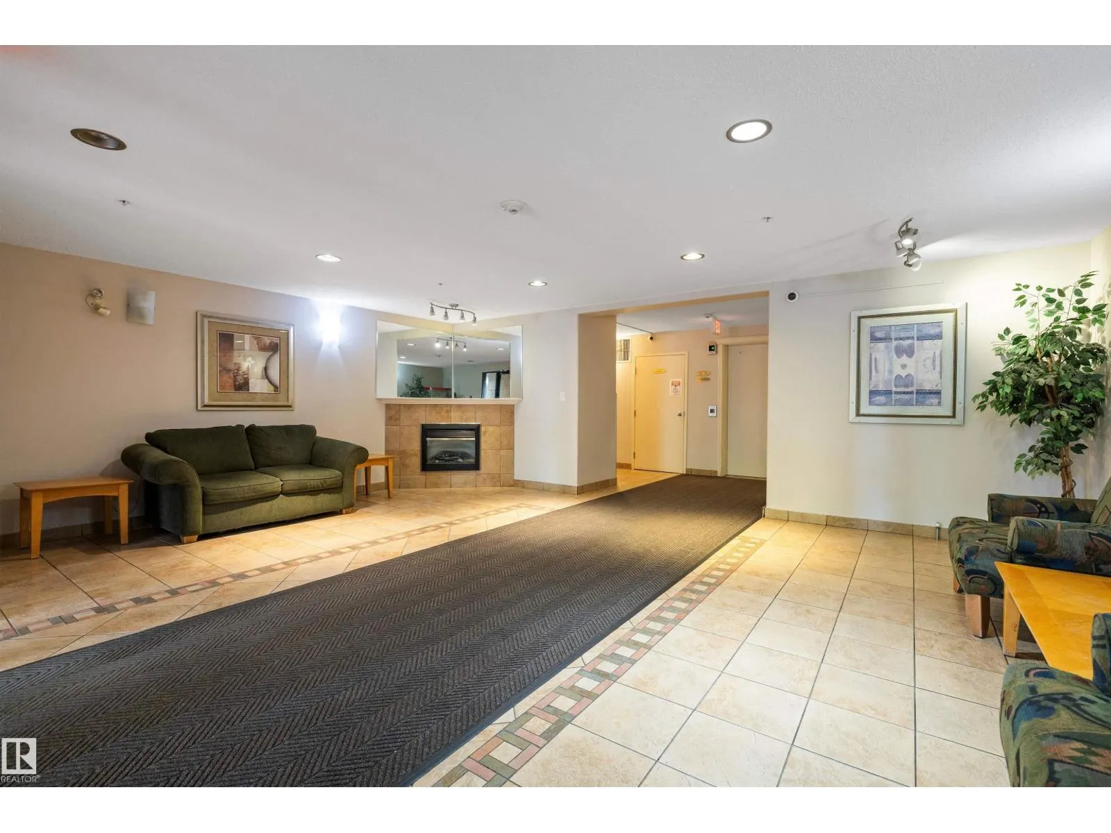 #308 9938 104 ST NW