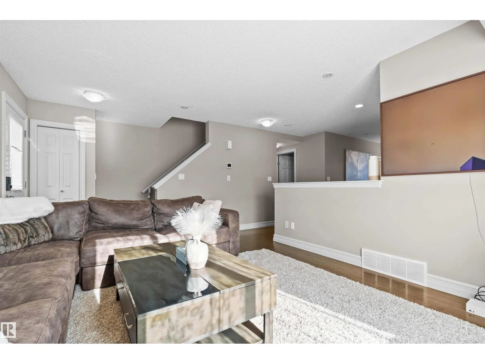 #56 5317 3 AV SW
