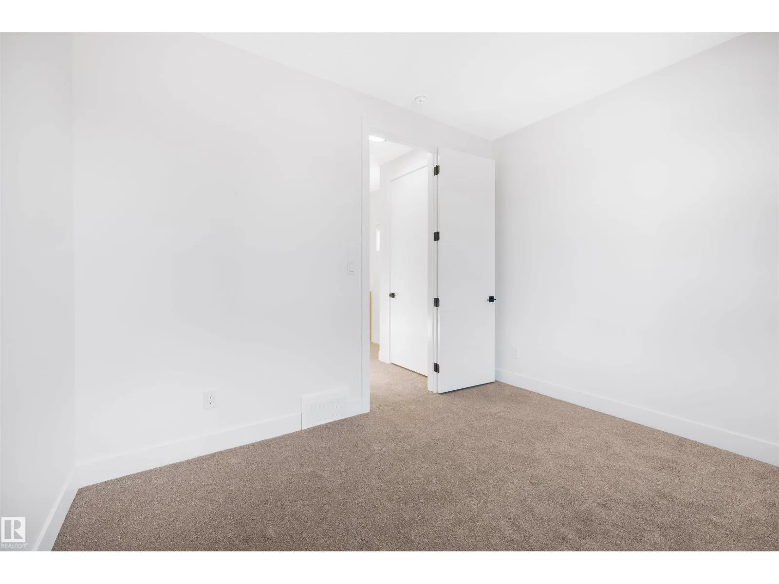 10711 52 ST NW