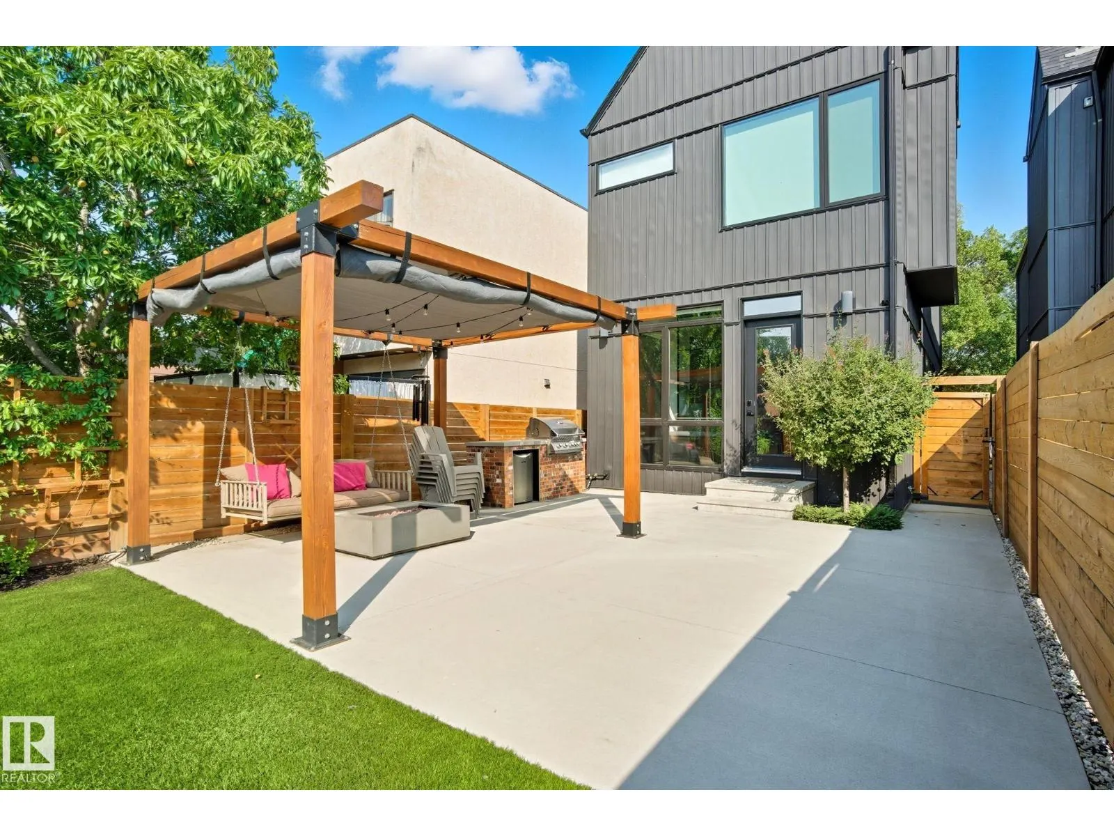 10140 90 ST NW