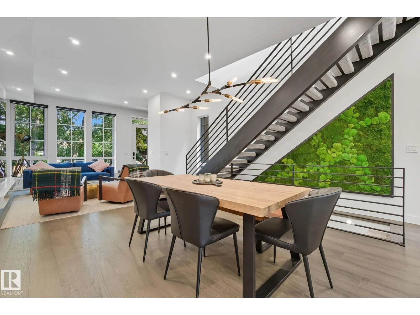 10140 90 ST NW