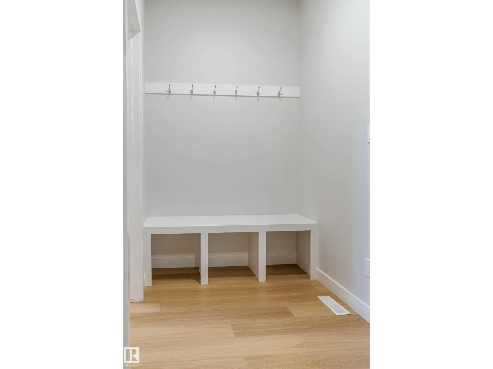 24 NORWYCK WAY